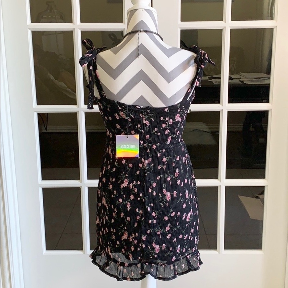 Missguided Floral plisse tie shoulder Dress - Picture 4 of 8